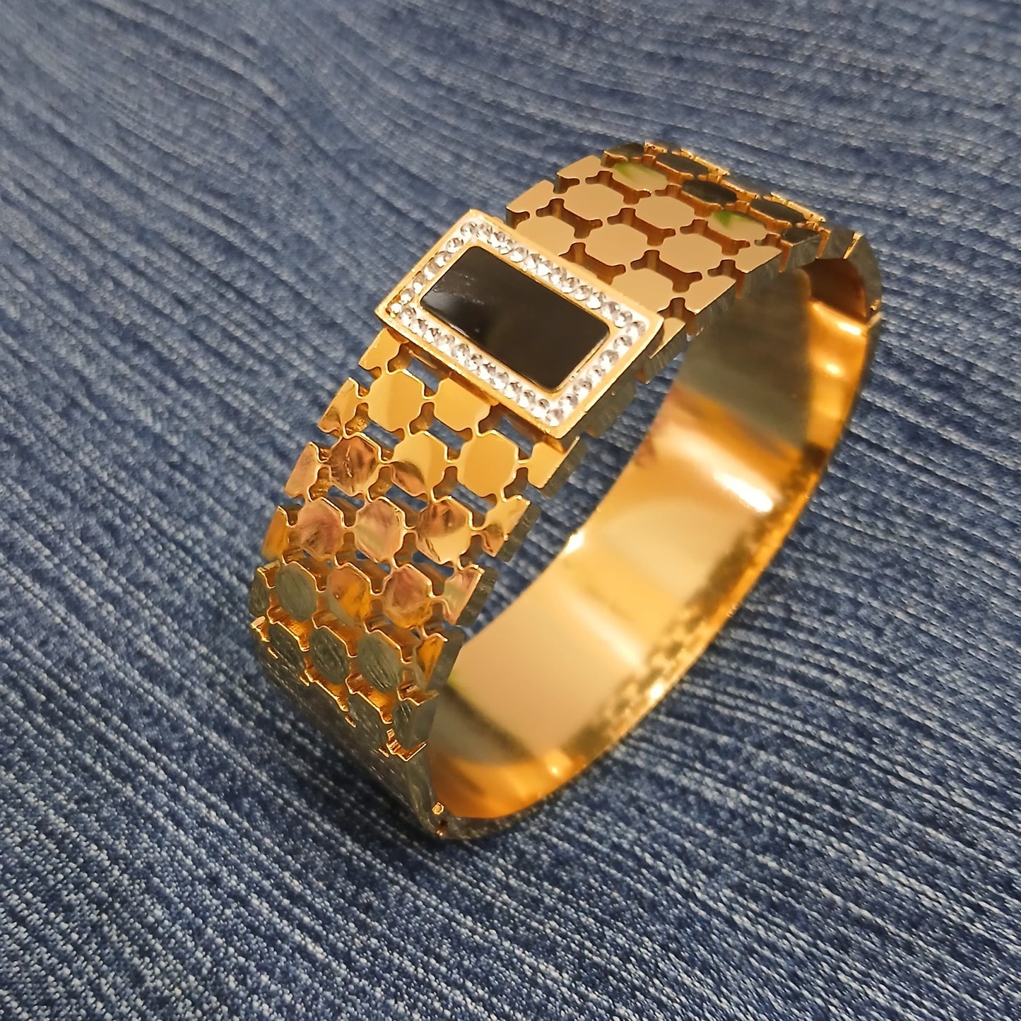Trendy Black Gold Handcuff